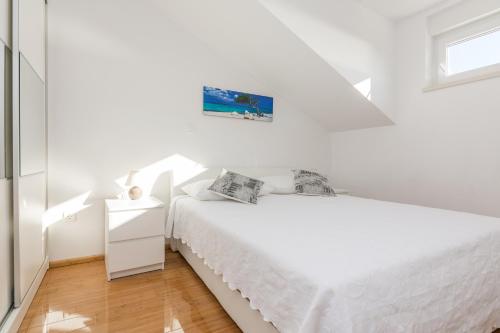 Knez, sea view ap close to the beach