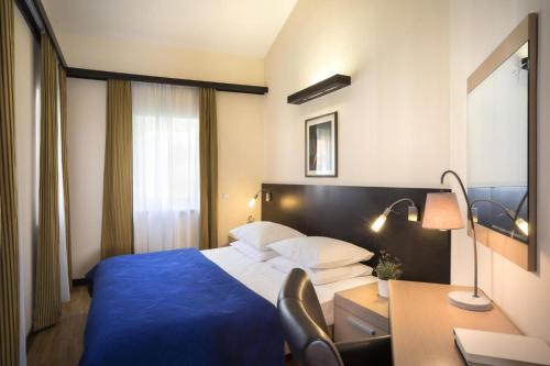 1 queen bed, 1 sofa bed