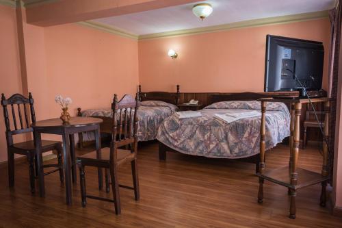1 double bed, 1 twin bed