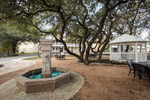171363130 Gruene River Hotel & Retreat