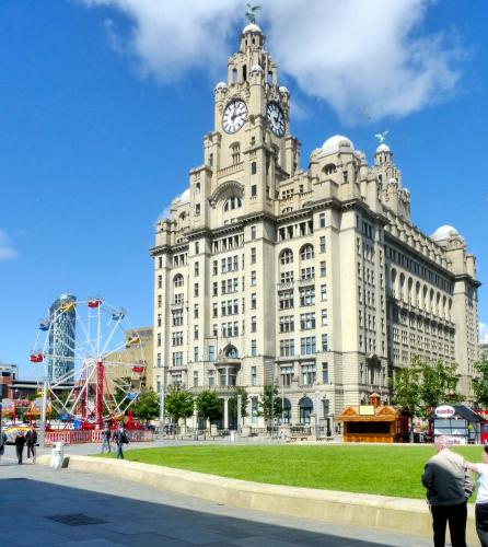! LFC Guest House 2 - 3 min WALK to Anfield - FREE parking - Netflix !