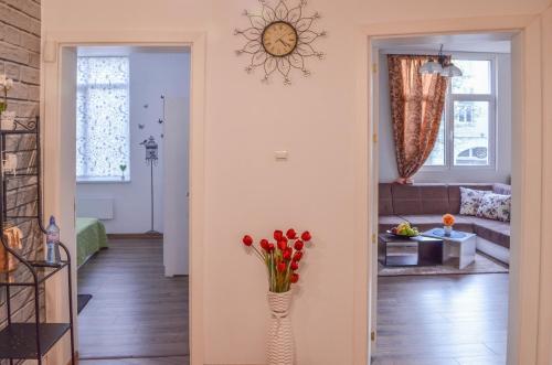 Host Housee Angel's Apartment -2 Bedroom, 2 Bathroom in top centre