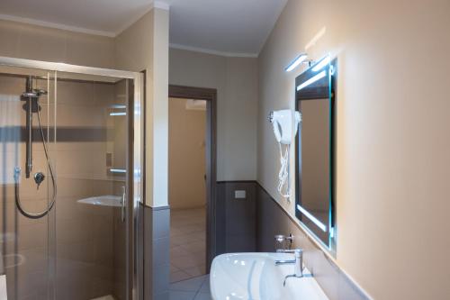 Deluxe Double or Twin Room image 1