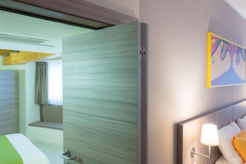 Deluxe Quadruple Room image 2