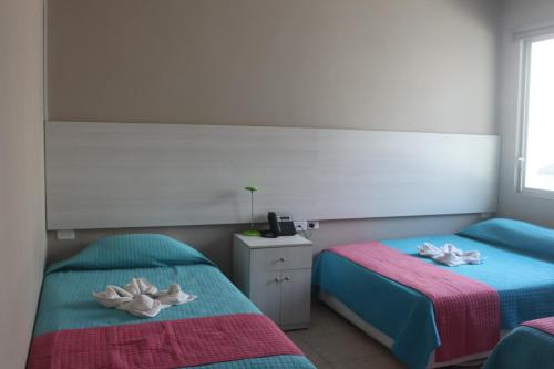 1 double bed, 2 twin beds