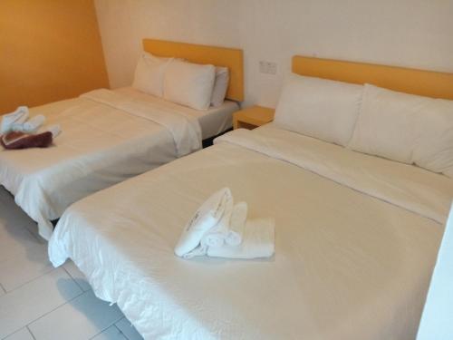Standard Queen Room with Two Queen Beds image 5
