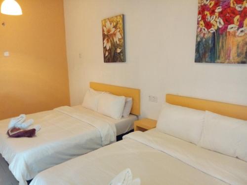 Standard Queen Room with Two Queen Beds image 4
