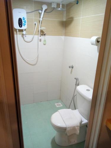 Standard Twin Room image 7