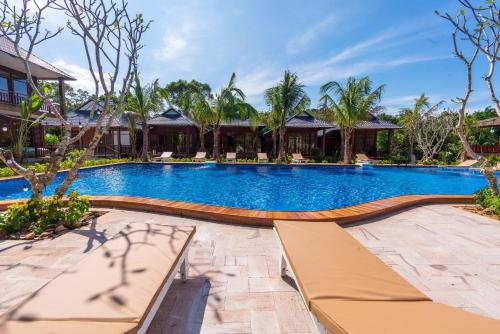 Swimming pool, Phu Quoc Bambusa Resort in Ong Lang