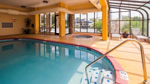 Best Western Knoxville Suites - Downtown - image 2