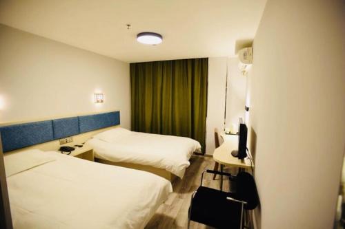 Motel Shanghai Caoyang New Village Fengqiao Road Metro Station Located in Putuo, Motel Shanghai Caoyang New Village Fengqiao Road M is a perfect starting point from which to explore Shanghai. Featuring a satisfying list of amenities, guests will find their stay a