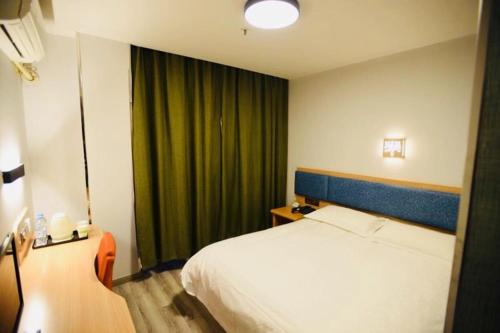 Motel Shanghai Caoyang New Village Fengqiao Road Metro Station Located in Putuo, Motel Shanghai Caoyang New Village Fengqiao Road M is a perfect starting point from which to explore Shanghai. Featuring a satisfying list of amenities, guests will find their stay a