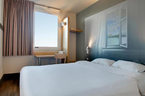 B&B Hotel Chalons-en-Champagne Set in a prime location of Chalons-en-Champagne, B&B Hotels Châlons En Champagne puts everything the city has to offer just outside your doorstep. The hotel offers guests a range of services and amen