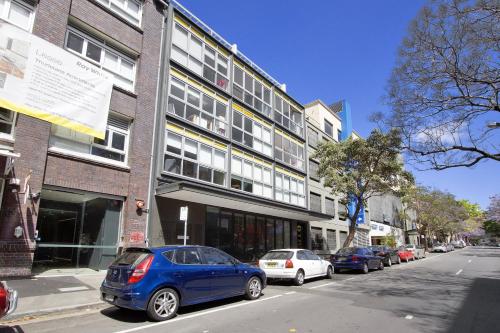 Little New York on Riley - Executive 1BR Darlinghurst Apartment with New York Laneway Feel - image 2