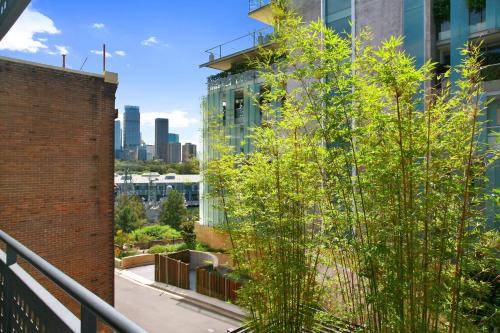 I Can View Woolloomooloo - 2BR Art Deco Potts Point Apartment with Views from the Balcony - image 2