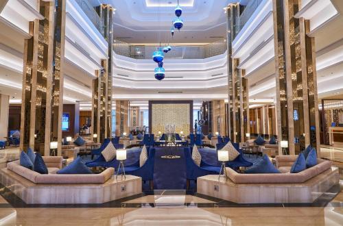 Lobby, The Diplomat Radisson Blu Hotel Residence and Spa near Beit al-Quran