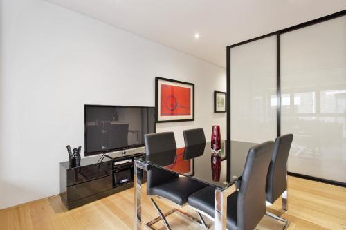 Little New York on Riley - Executive 1BR Darlinghurst Apartment with New York Laneway Feel - image 2