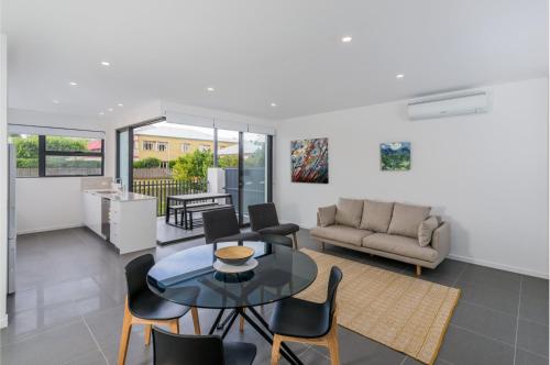 . Oxford Steps - Executive 2BR Bulimba Apartment Across from the Park on Oxford St