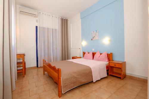 2 twin beds, 1 sofa bed