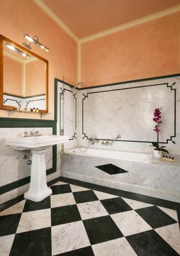 Double or Twin Room image 8