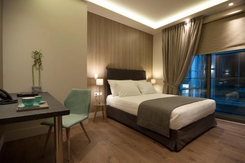 Standard Double or Twin Room with Balcony image 5
