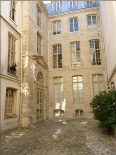 Charming Cosy Triplex in Trendy Marais, Париж