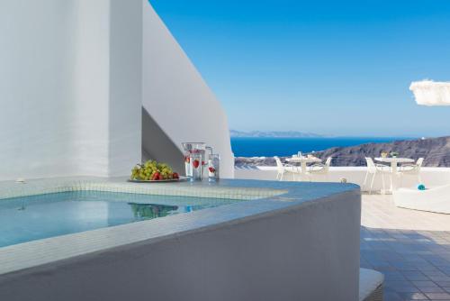 White Santorini Room Type - 2 Bedroom White Suite with Hot Tub