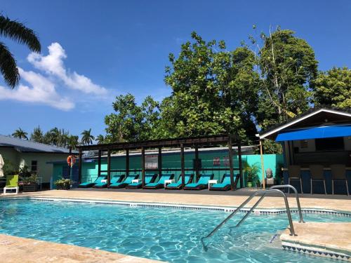 Piscina, Toby's Resort in Bahía Montego