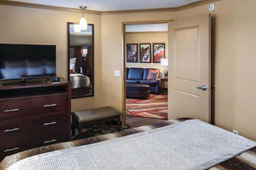 ClubHouse Hotel & Suites Fargo