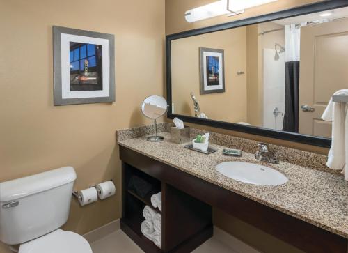 ClubHouse Hotel & Suites Fargo - image 2