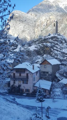 . Gîte Auberge Les Terres Blanches de Méolans