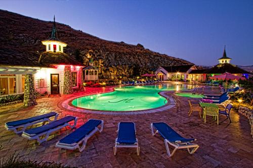 17153138 Madonna Inn