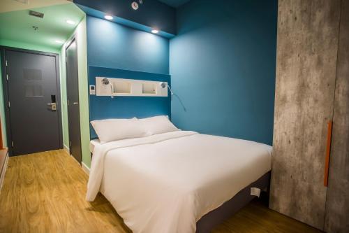 1 double bed, 1 twin bed