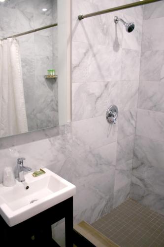 Twin Room image 6