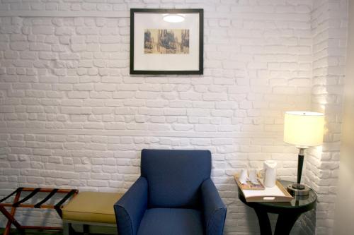 Twin Room image 4