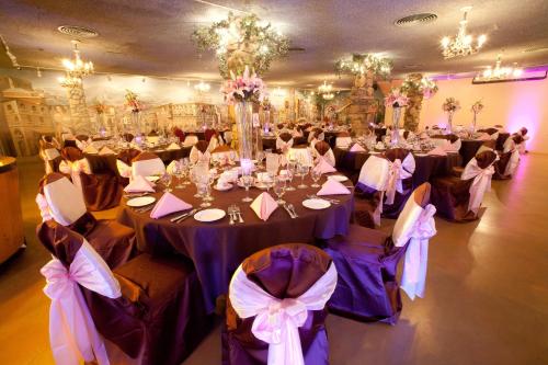 17154222 Madonna Inn
