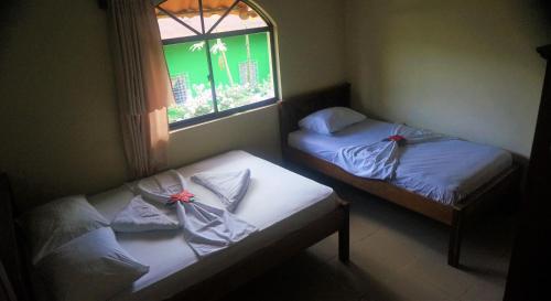 1 double bed, 1 twin bed