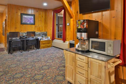 ห้องส่วนกลางสำหรับนั่งเล่น/ดูทีวี, สเตจ โค้ช อินน์ (Stage Coach Inn) in เวสส์ เยลโลว์สโตน (MT)