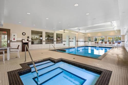 熱水浴缸, Mountain View Inn & Suites in 森德雷 (AB)