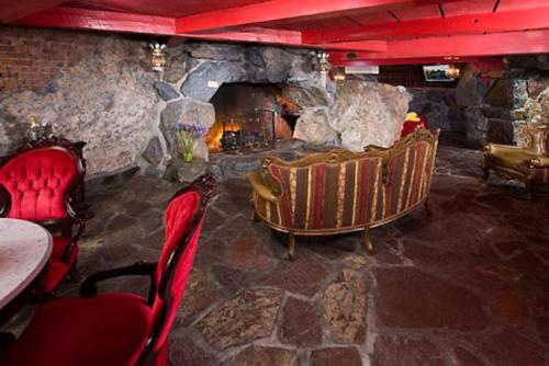 17155167 Madonna Inn