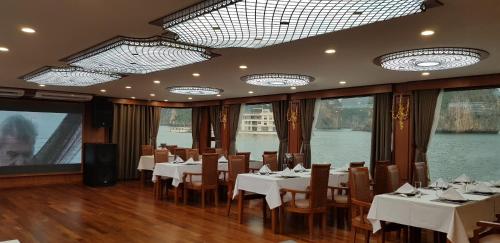 Restaurant, Calypso Cruises in Cat Hai Island