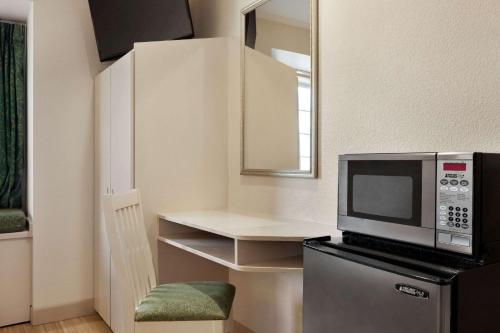 Microtel Inn & Suites Lodi - image 8