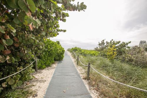 2 Bedroom Condo on Collins Ave - image 42