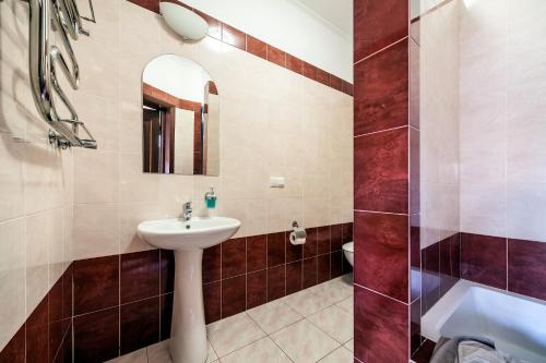 Deluxe Double or Twin Room image 9