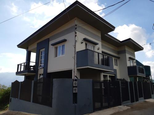 B&B Baguio - Restful 3BR Hillside Duplex House - Bed and Breakfast Baguio