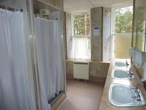 Bathroom, Braemar Youth Hostel in Braemar