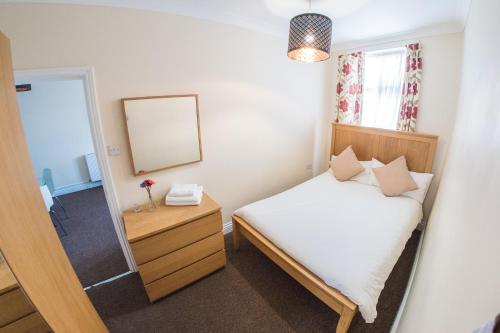3 bedrooms, 6 beds