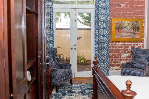 Queen Room with Patio image 2