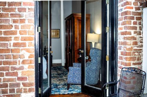 Queen Room with Patio image 5