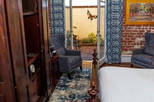 Queen Room with Patio image 4